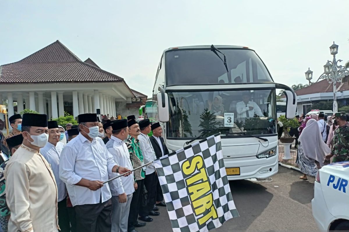 Wakil Bupati lepas calon haji kloter pertama asal Kabupaten Serang