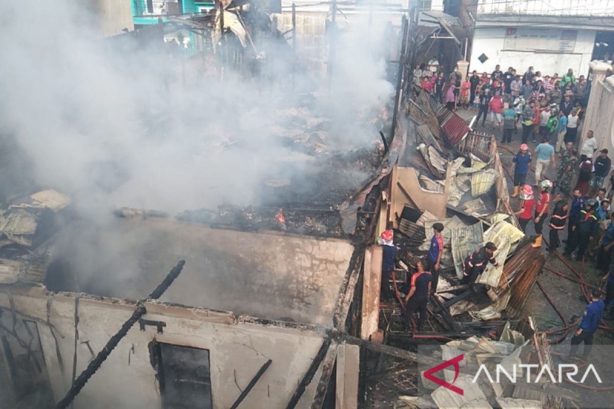 Rumah dua tingkat di Jalan Nias Palembang ludes terbakar