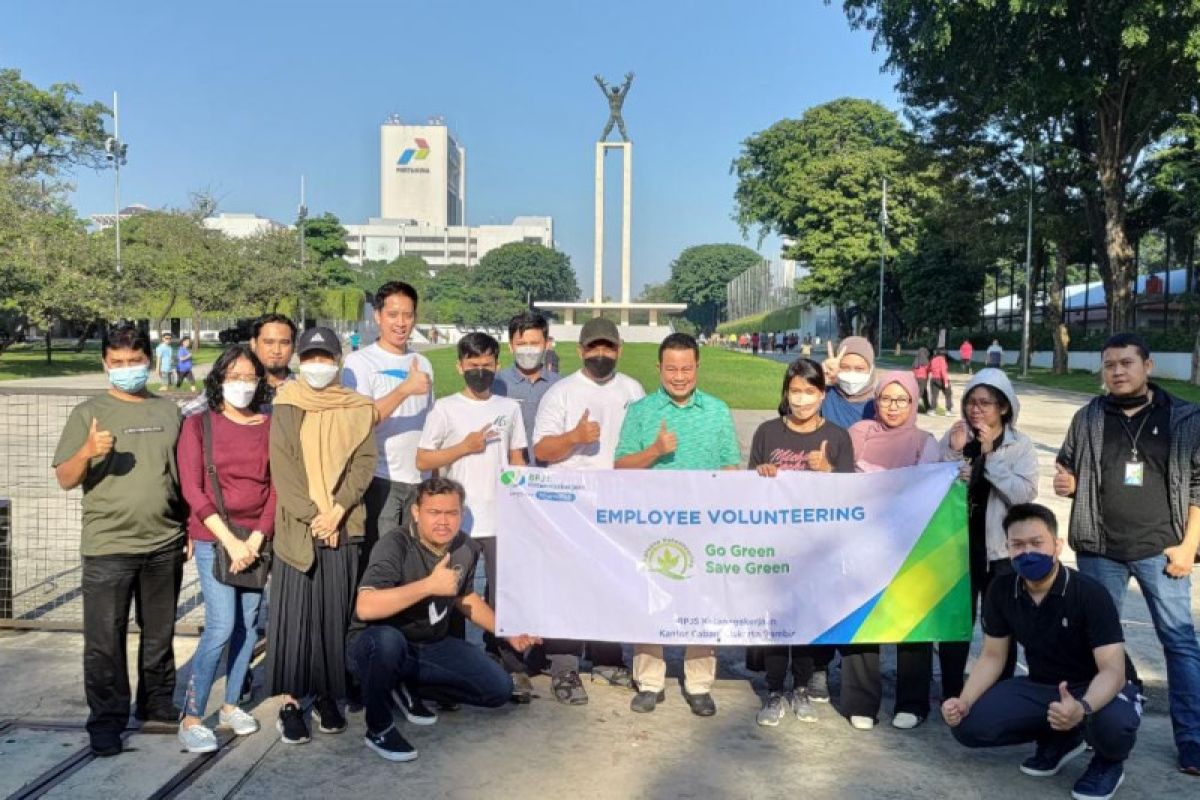 BPJAMSOSTEK Go Green bagikan paket cinta lingkungan kepada masyarakat