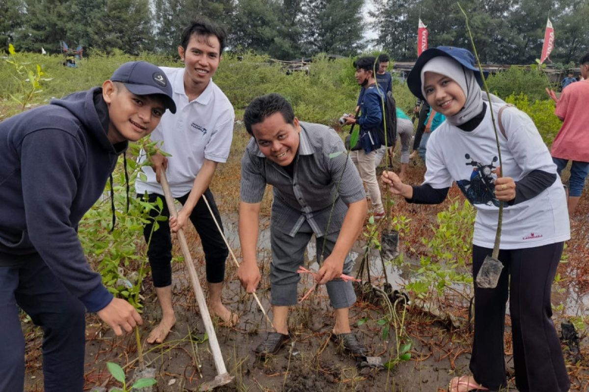 1.000 bibit mangrove ditanam mahasiswa NWDI di Lombok Barat