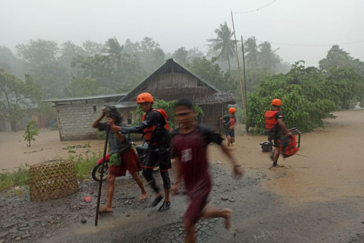 Tim SAR evakuasi warga terjebak banjir di Mamuju