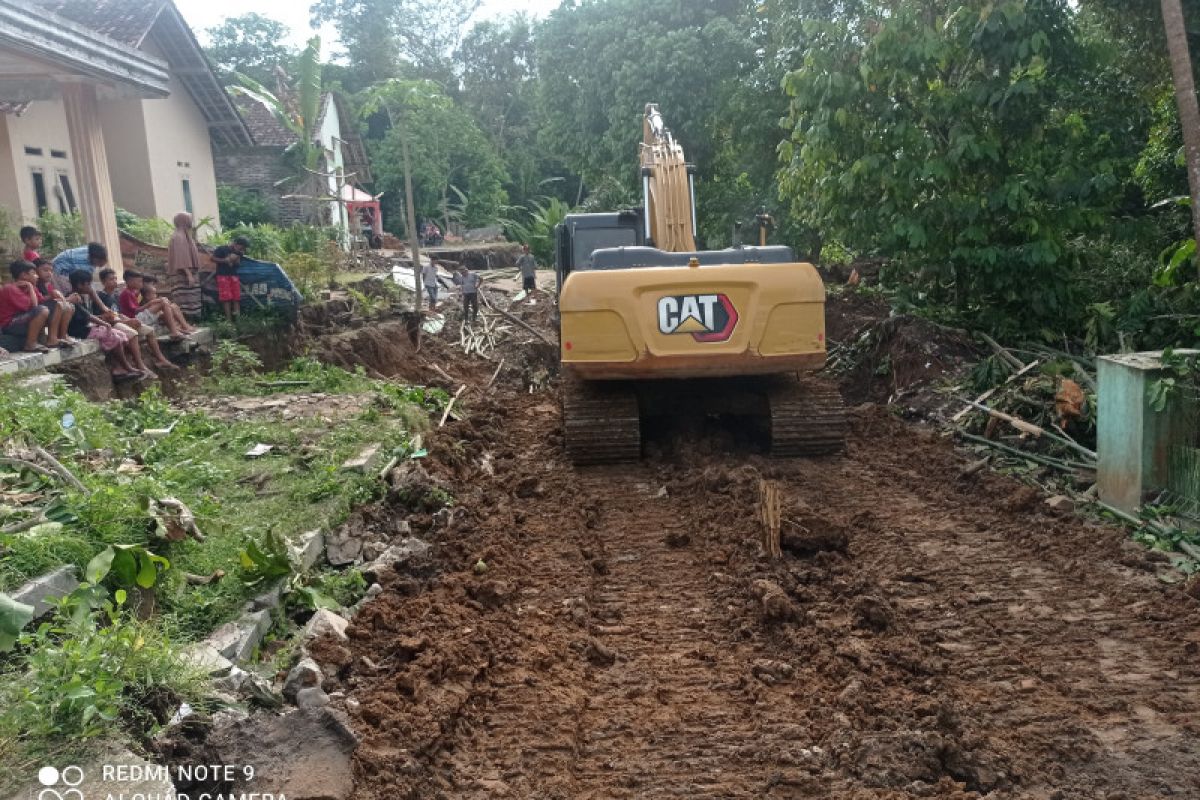 Pemkab Lebak perbaiki jalan yang ambles akibat pergerakan tanah