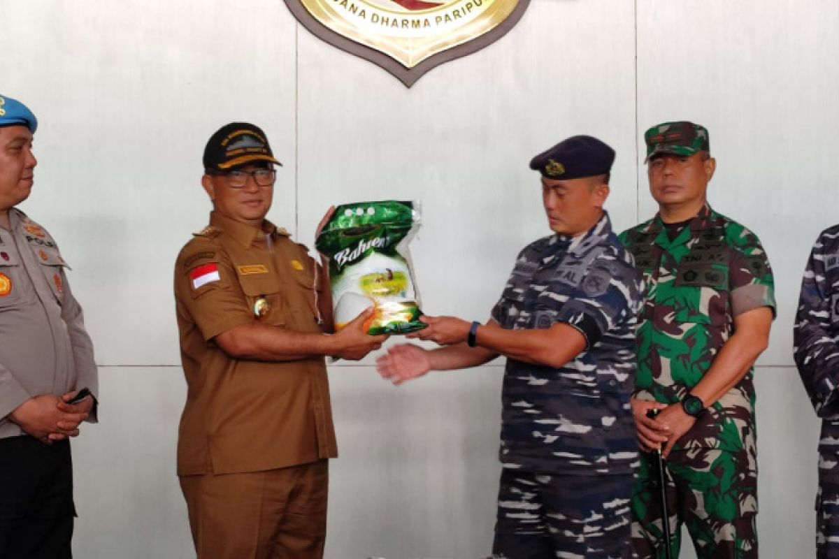 KRI Makassar 590 distribusikan bantuan untuk korban gempa di Mamuju