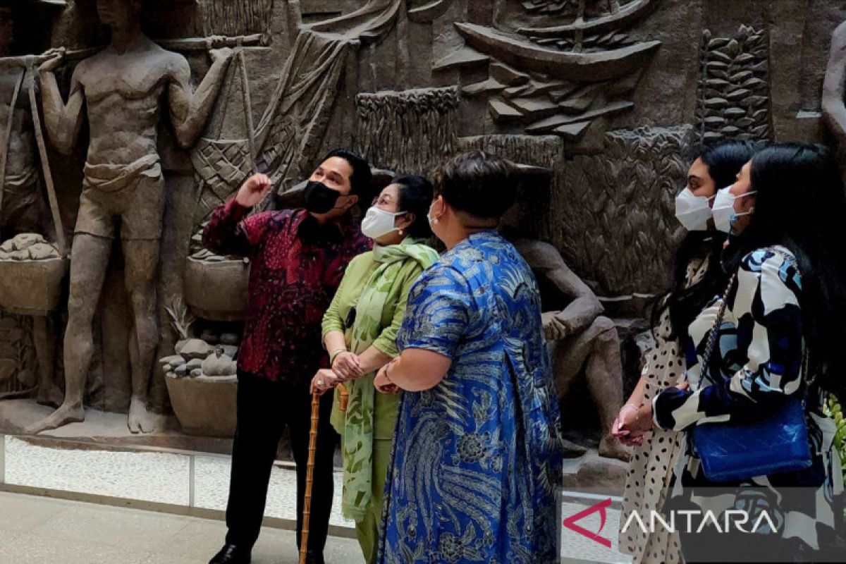 Megawati didampingi dua cucunya saat berkunjung ke Sarinah