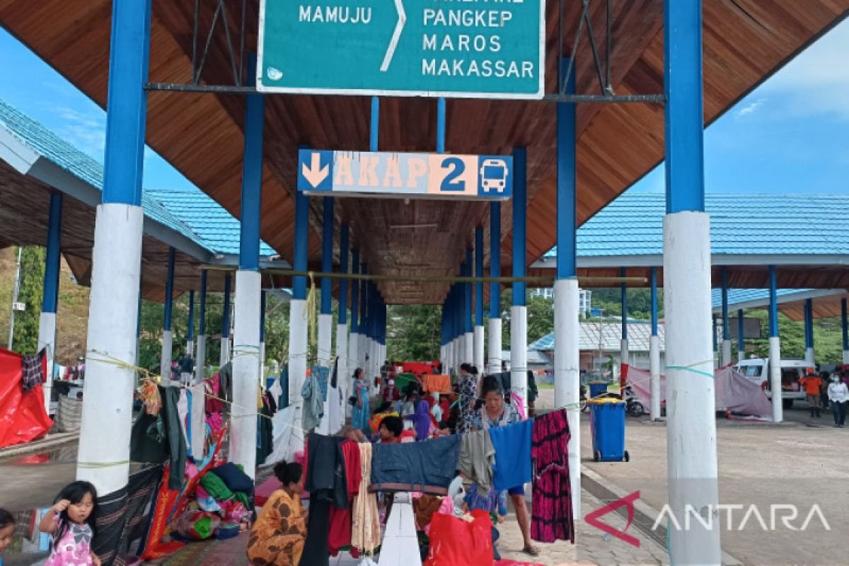 Puluhan warga terdampak banjir masih mengungsi di Terminal Simbuang Mamuju