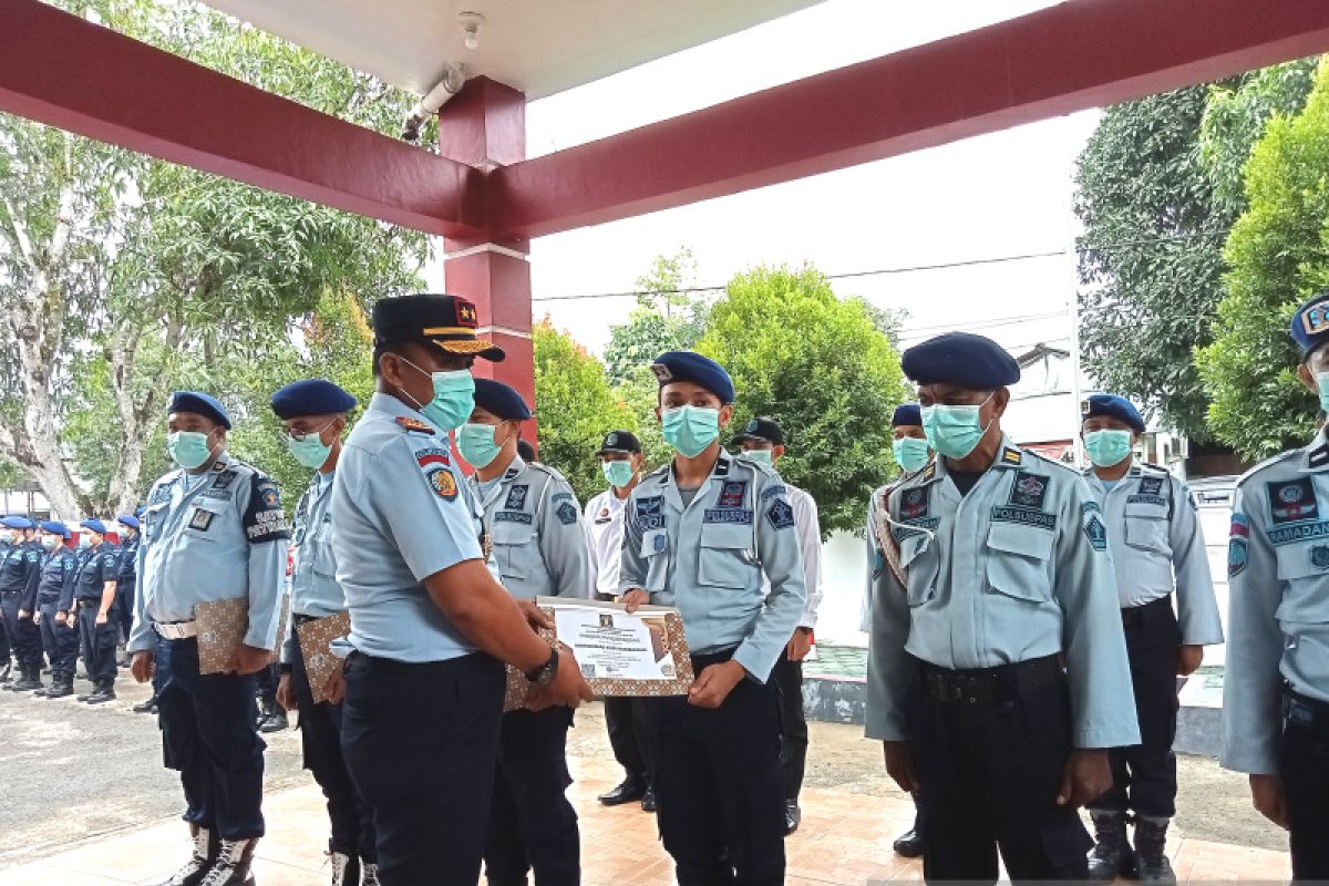 12 petugas Rutan Rantau terima penghargaan ungkap penyeludupan narkoba