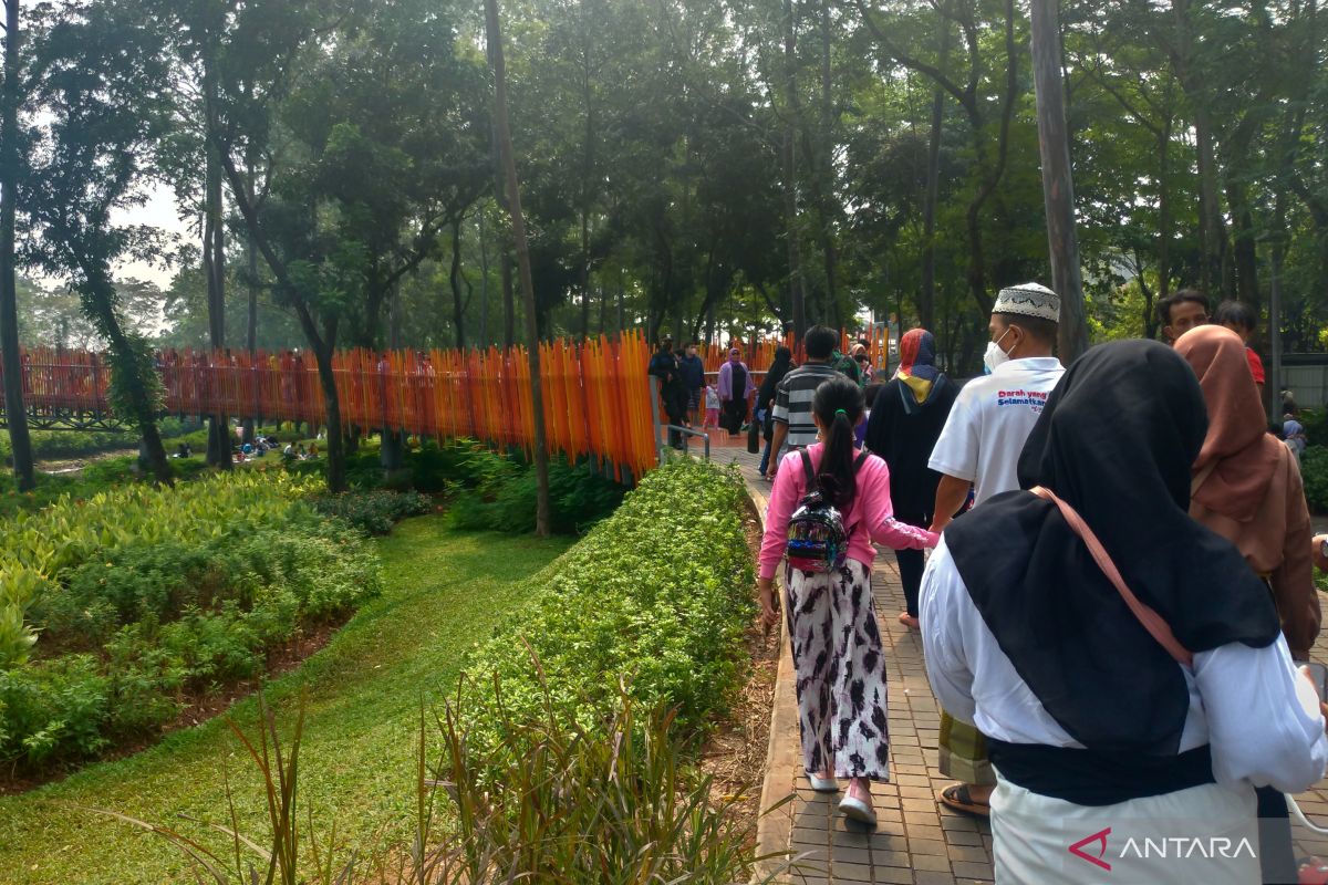 Puluhan petugas Suku Dishub tertibkan parkir liar di Tebet Eco Park