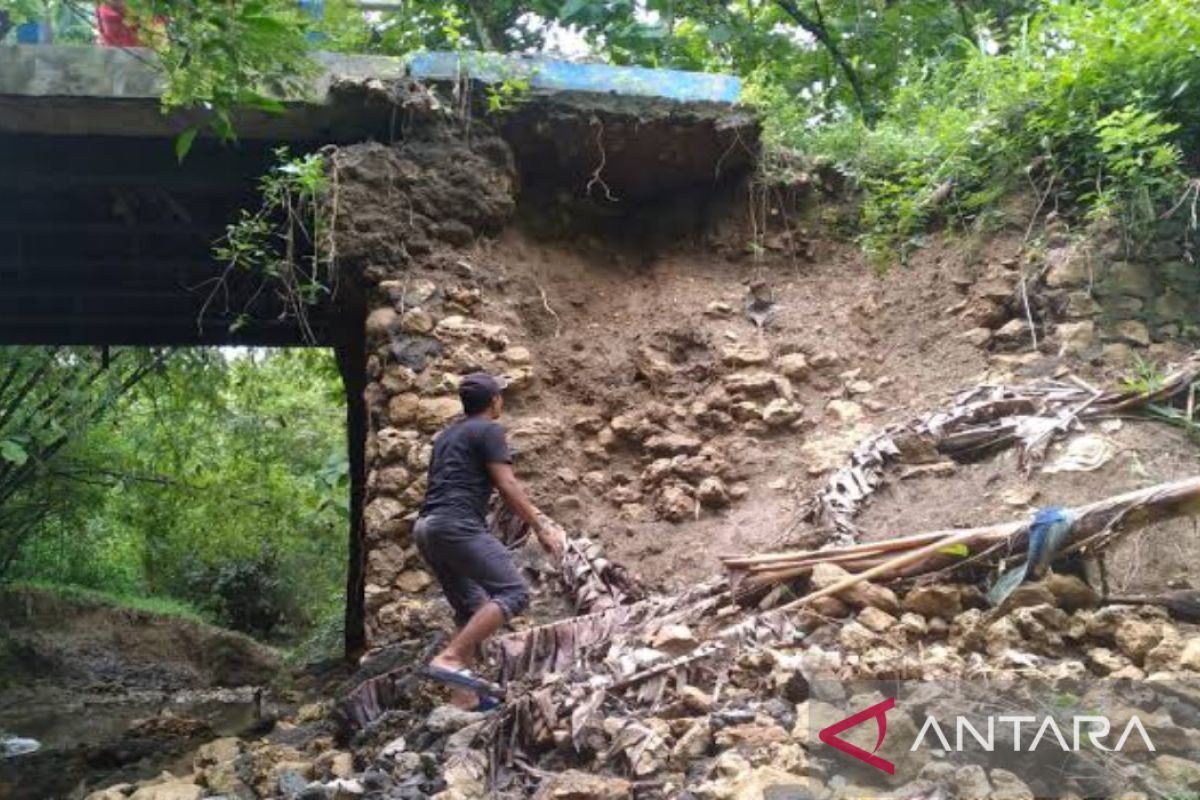Sebanyak 37 jembatan di Sampang rusak akibat bencana alam