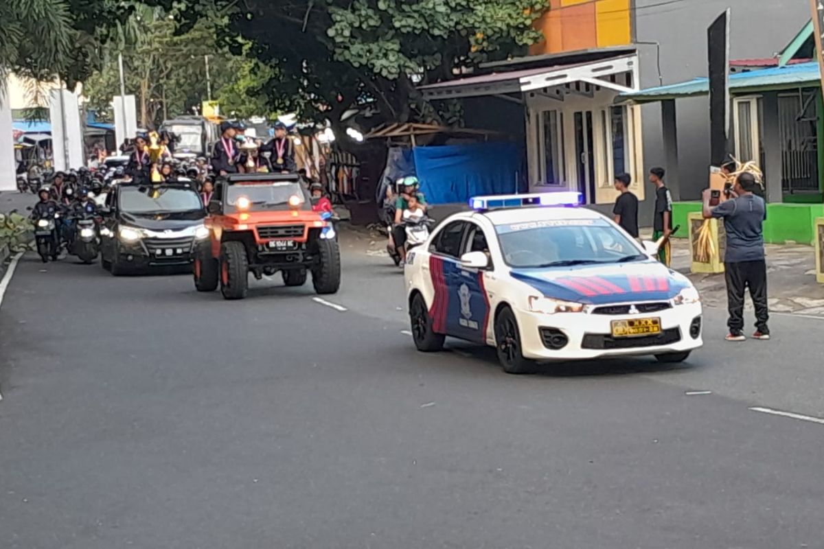 Tim Popda Ternate diarak keliling kota karena jadi juara umum