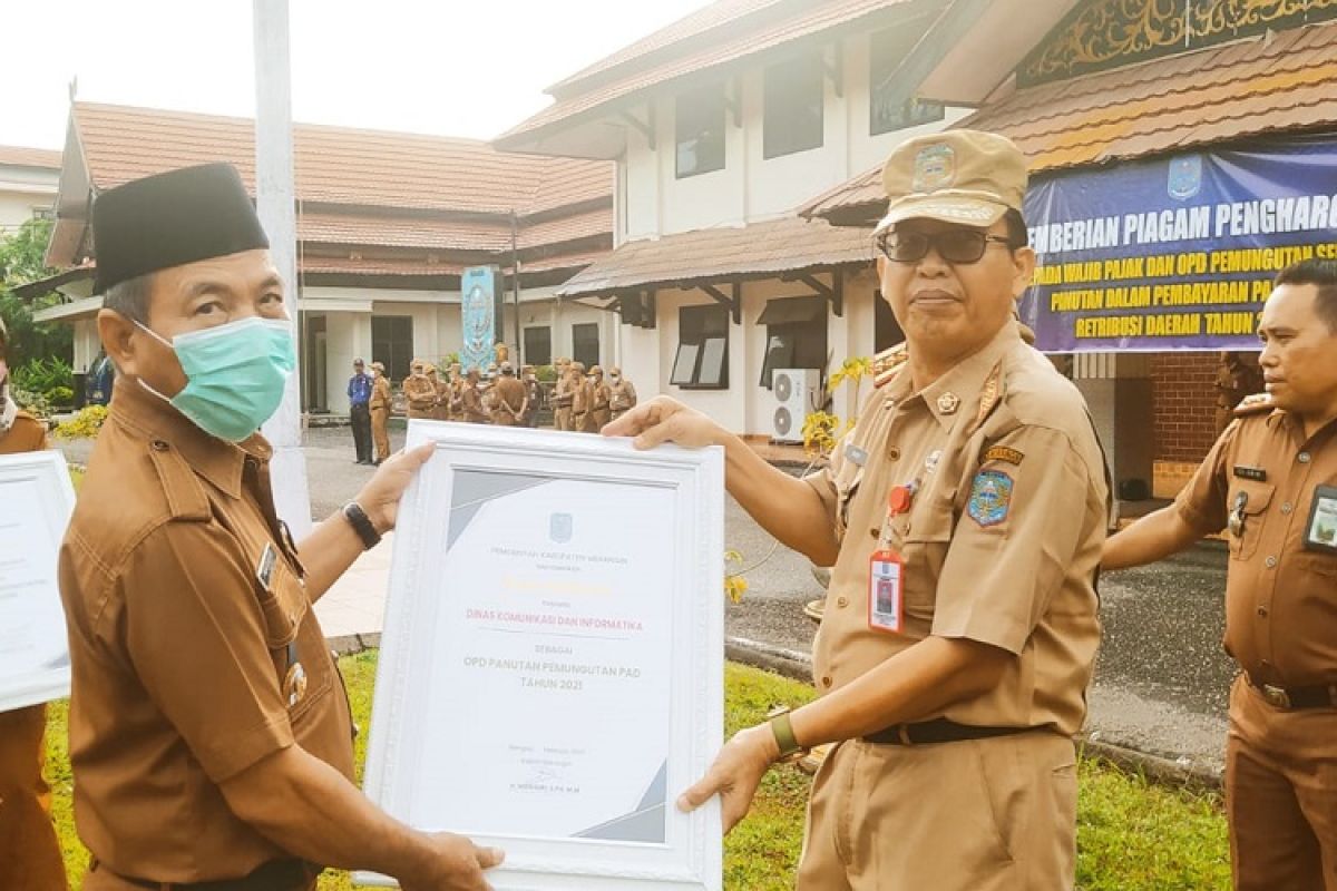 Bupati Merangin berikan penghargaan bagi 