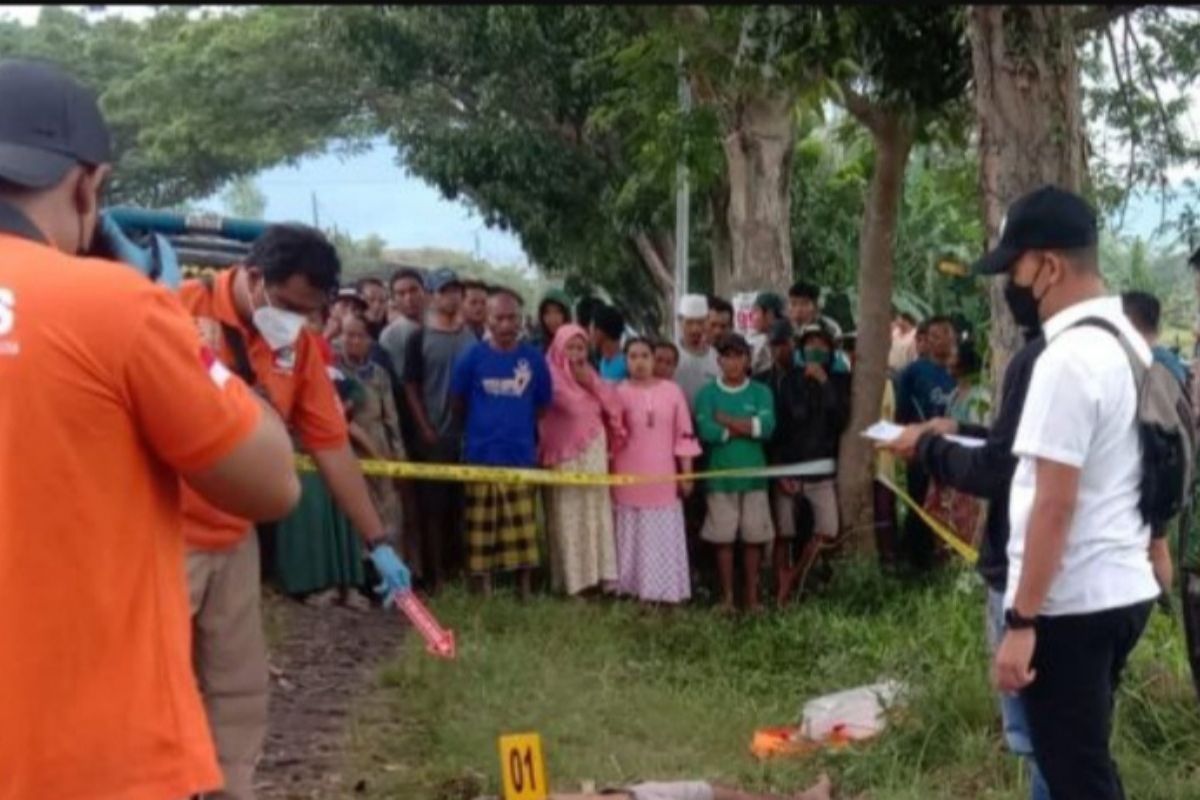Sesosok mayat pria tanpa identitas ditemukan tergeletak di pinggir jalur pantura Situbondo