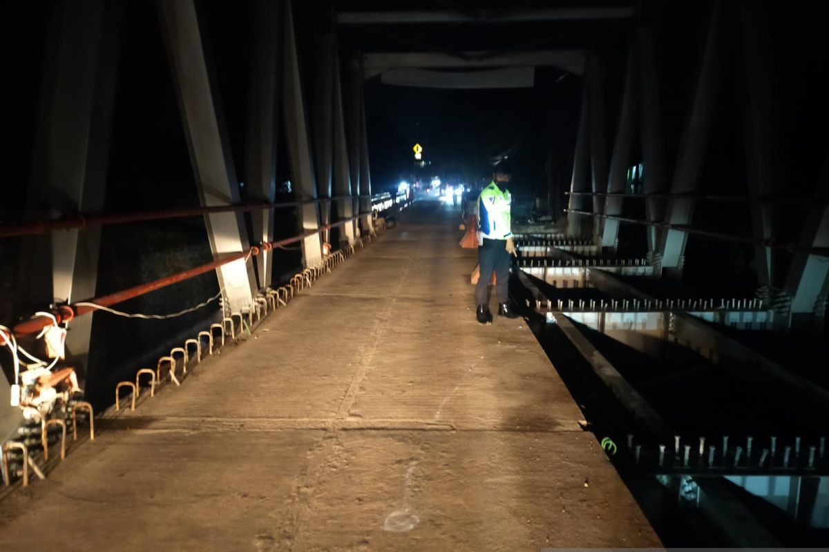 Tiga orang tercebur ke Sungai Cimandiri satu di antaranya bayi