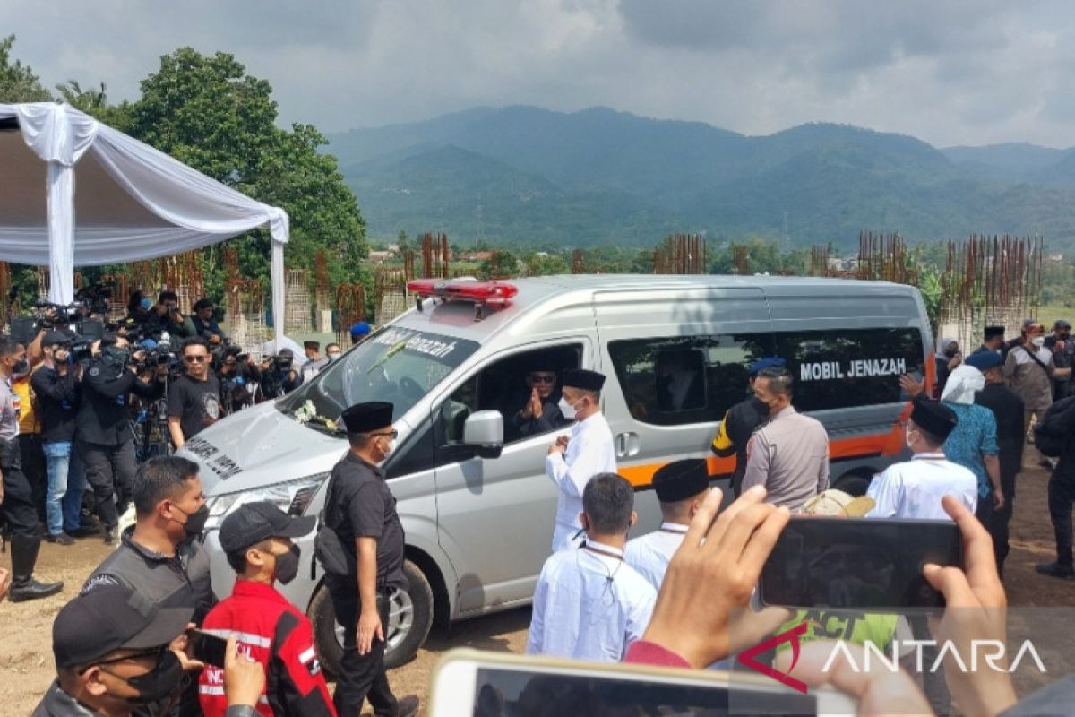 Sejumlah warga Jambi antusias saksikan siaran langsung pemakaman Eril