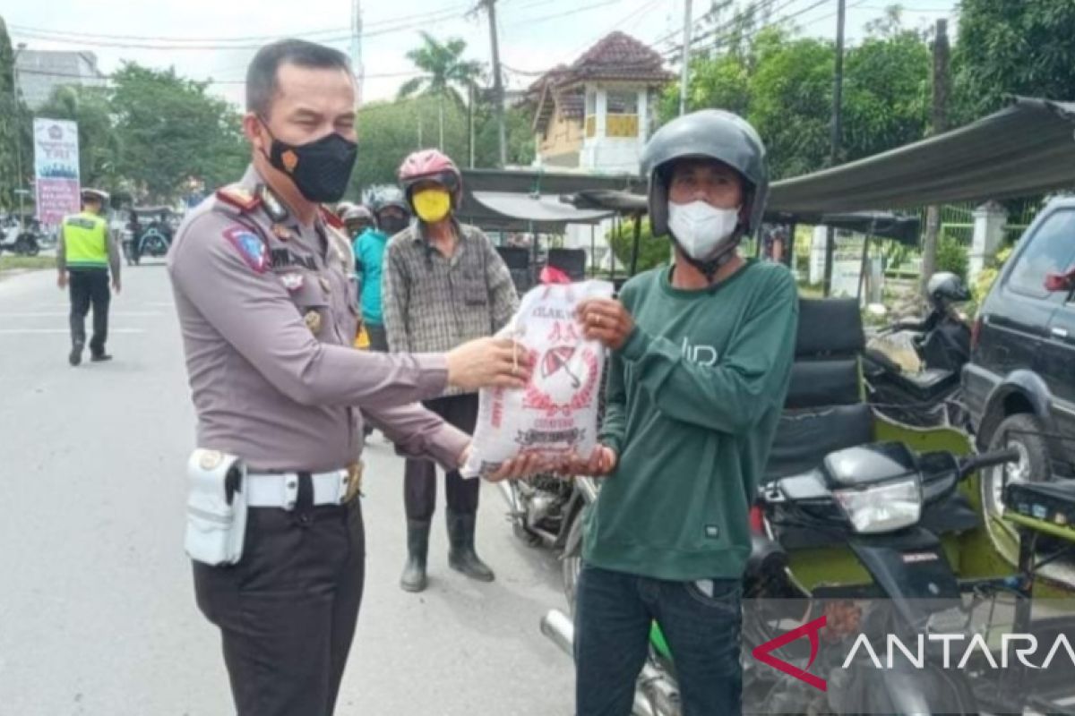 Ops Patuh Toba 2022, Satlantas Polres Tanjungbalai berbagi sembako