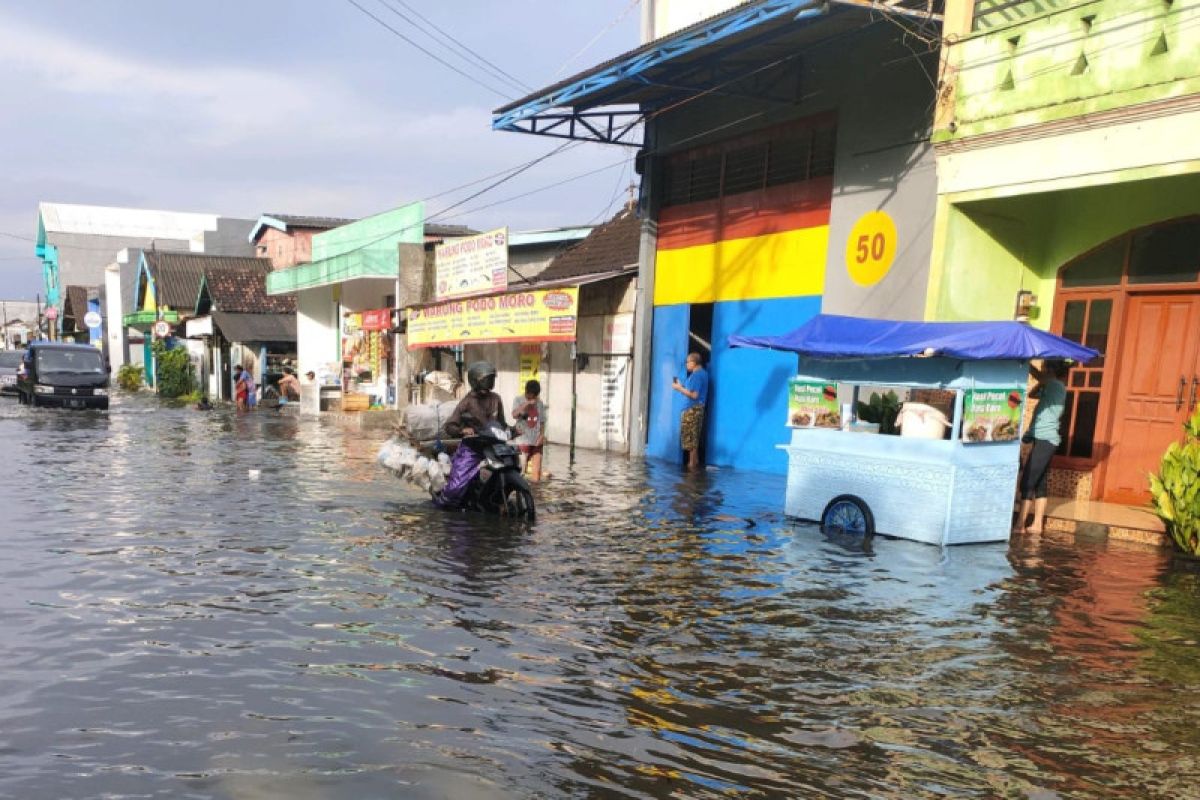 Banjir menggenangi beberapa bagian wilayah Kota Surabaya