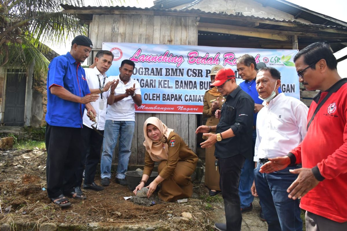 Warga Lubuk Kilangan terima bantuan bedah rumah dari PT Semen Padang