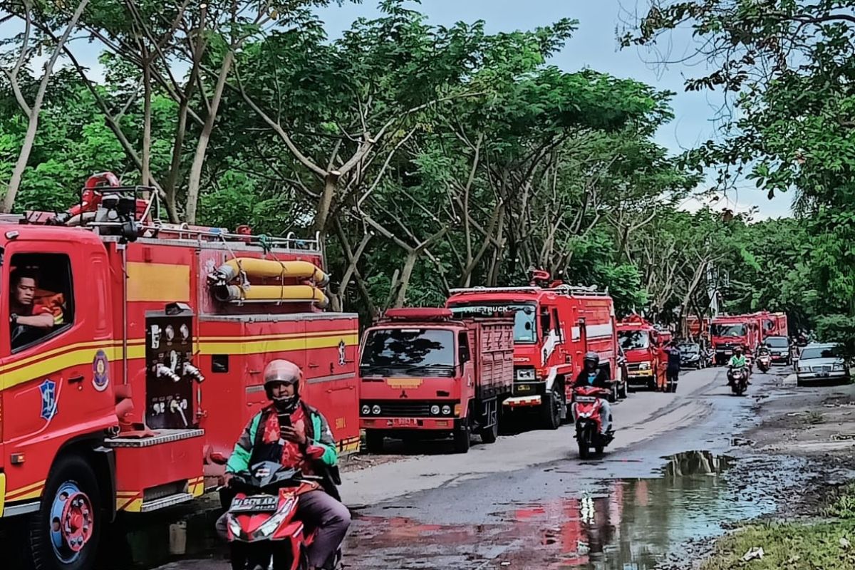 Belasan mobil Damkar gerak cepat mengatasi banjir di Surabaya