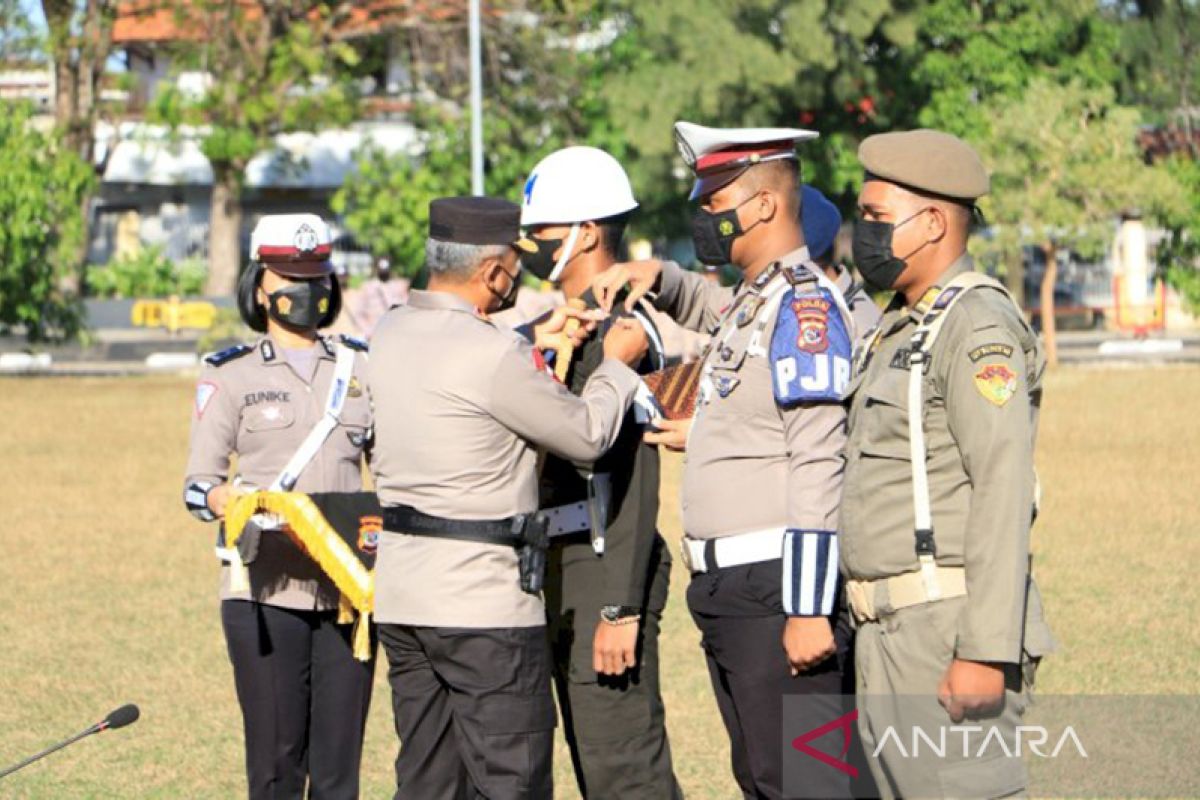 Kapolda NTT ingatkan polisi adi contoh tertib berlalu lintas