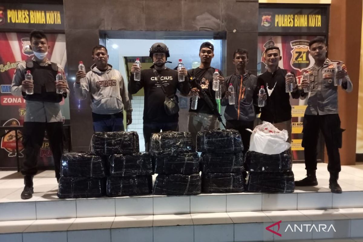 Polres Bima Kota menyita 405 botol berisi arak