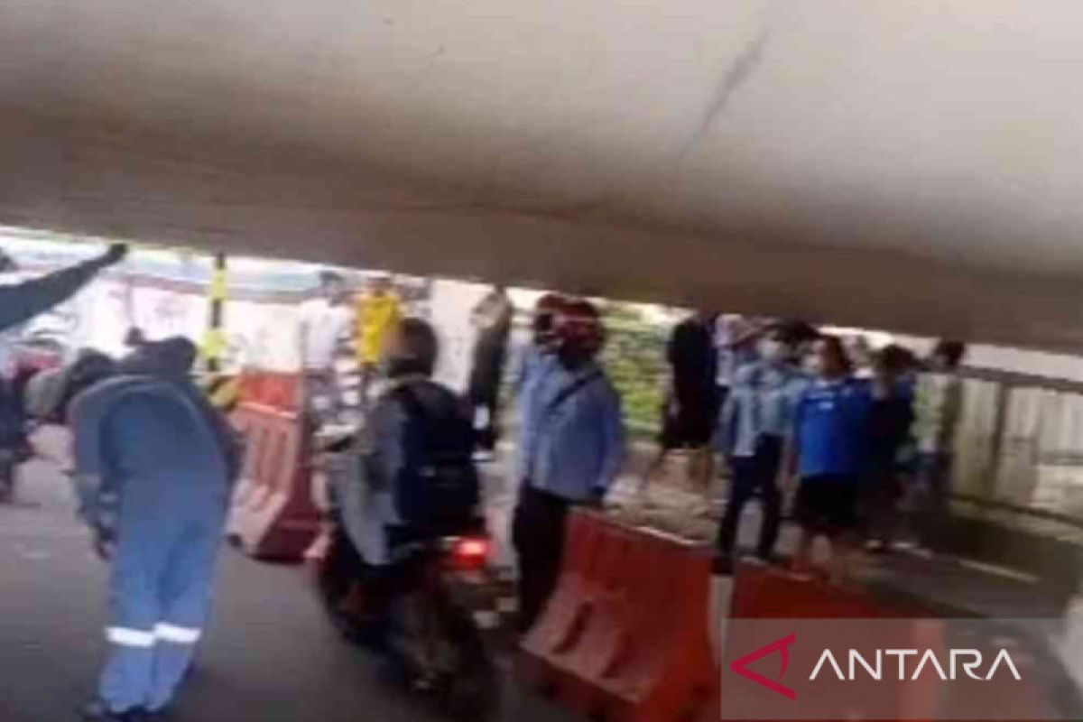 Video perlihatkan girder proyek kereta cepat nyaris sundul pengendara di Bekasi