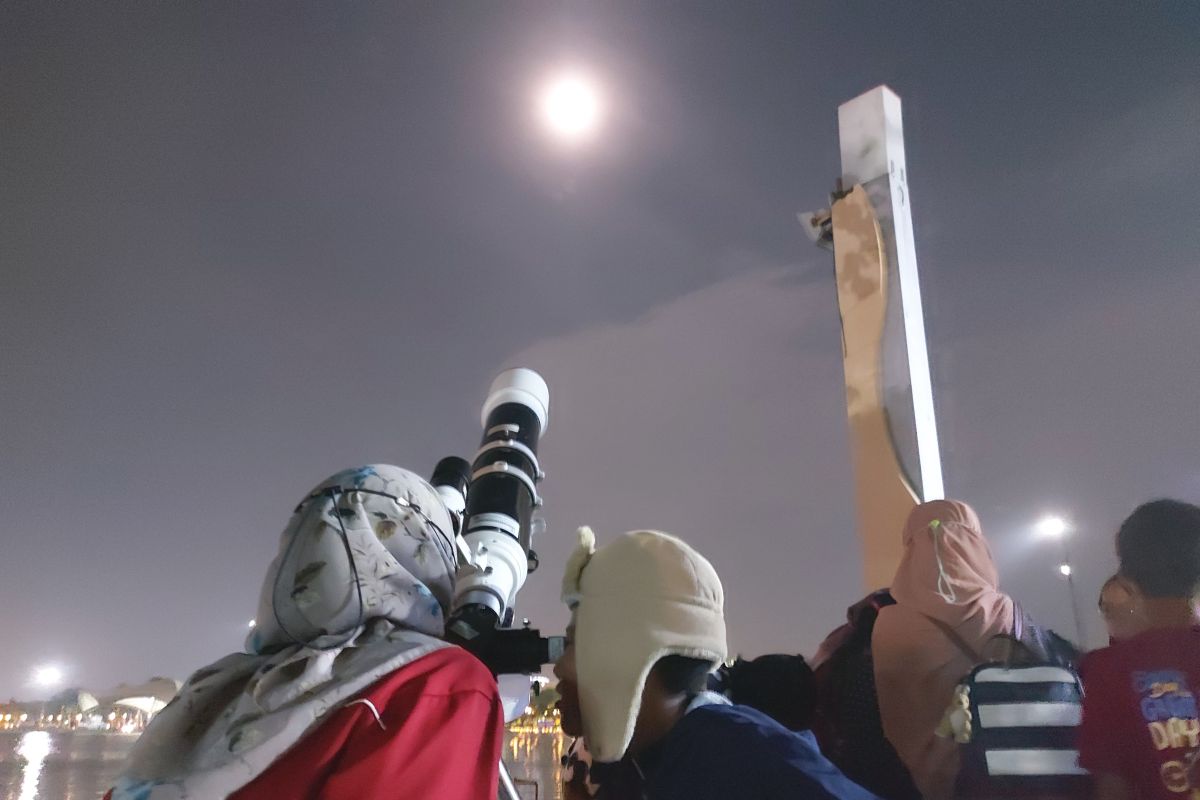 Ini penjelasan Astronom Planetarium Jakarta terkait istilah "strawberry supermoon"