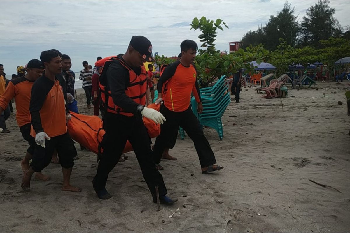 BPBD Pariaman evakuasi mayat yang ditemukan nelayan di laut, berikut identitasnya