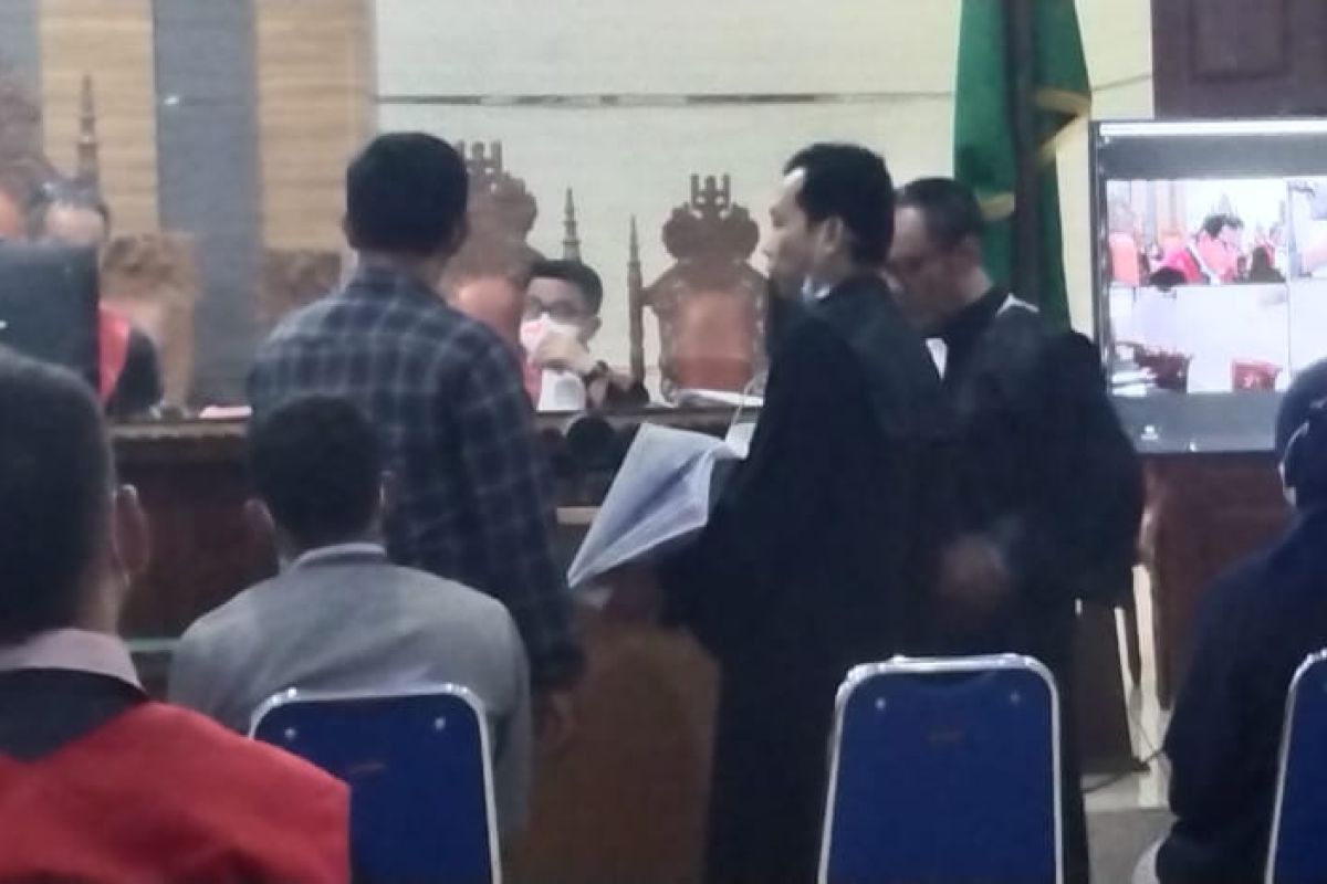 Empat terdakwa perkara pupuk ilegal menangis usai hakim kabulkan pengalihan penahanan