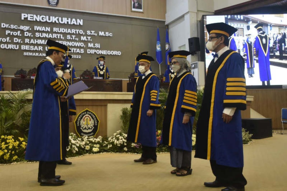 Undip Semarang kukuhkan delapan guru besar