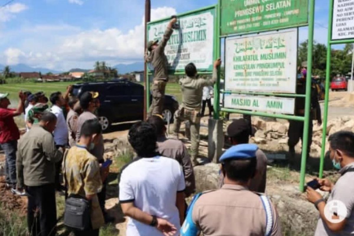 Tim gabungan bongkar papan nama Khilafatul Muslimin di Lampung