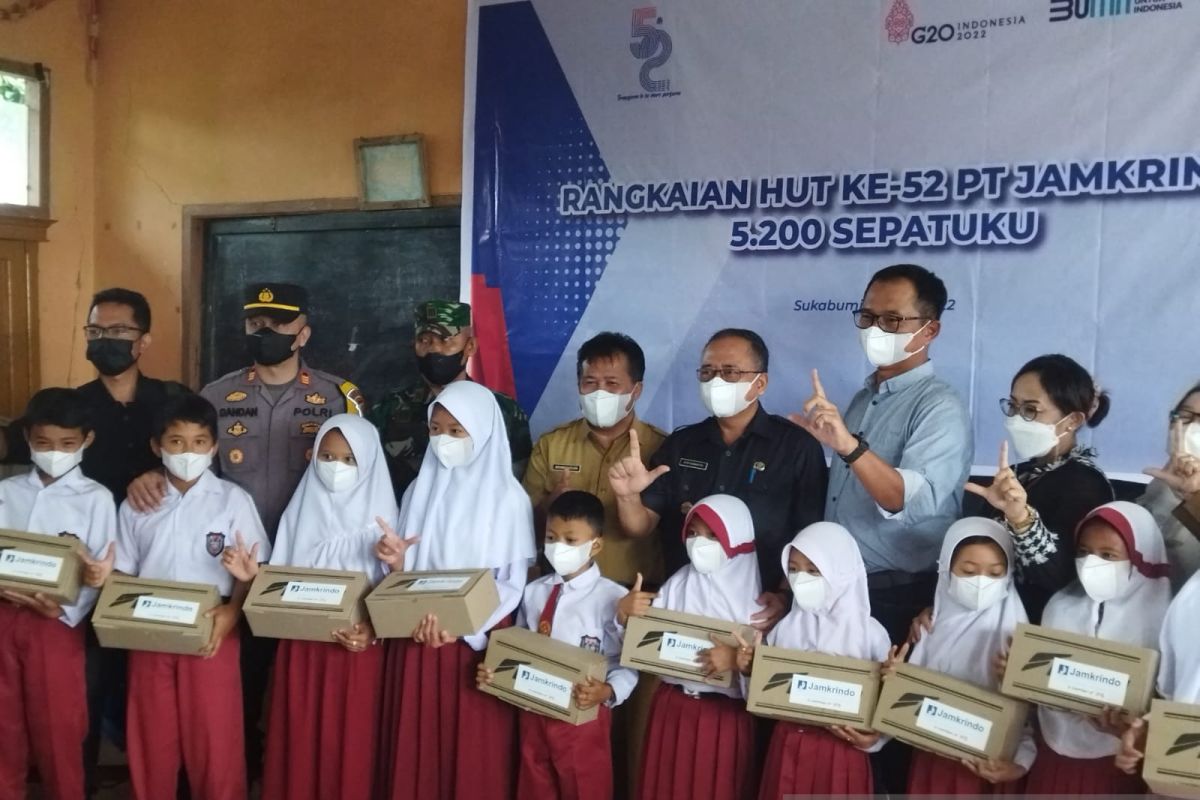 Pelajar di wilayah terpencil di Sukabumi dapat bantuan dari Jamkrindo