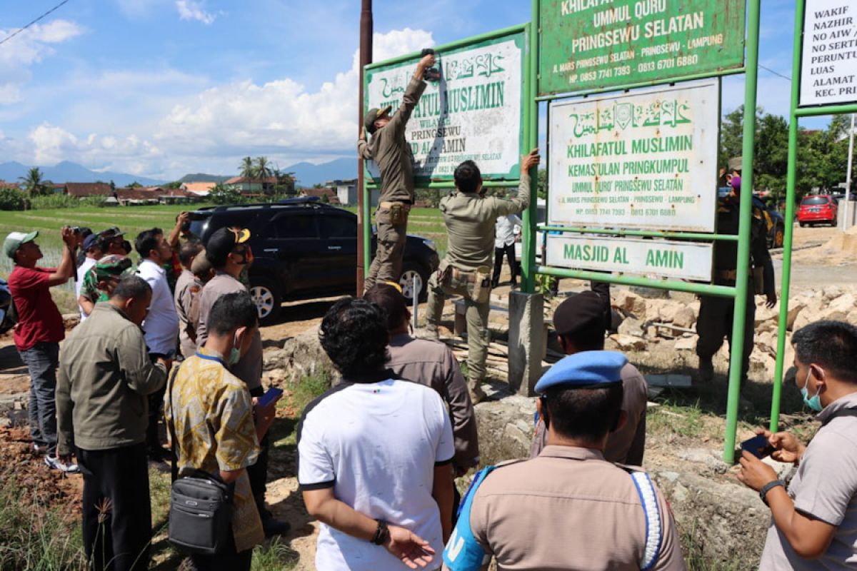 Tim gabungan bongkar papan nama dan atribut Khilafatul Muslimin di tiga lokasi