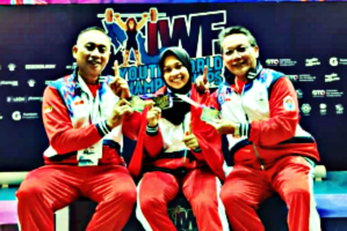 Atlet angkat besi putri Indonesia Luluk Diana raih gelar juara dunia angkat besi remaja IWF 2022