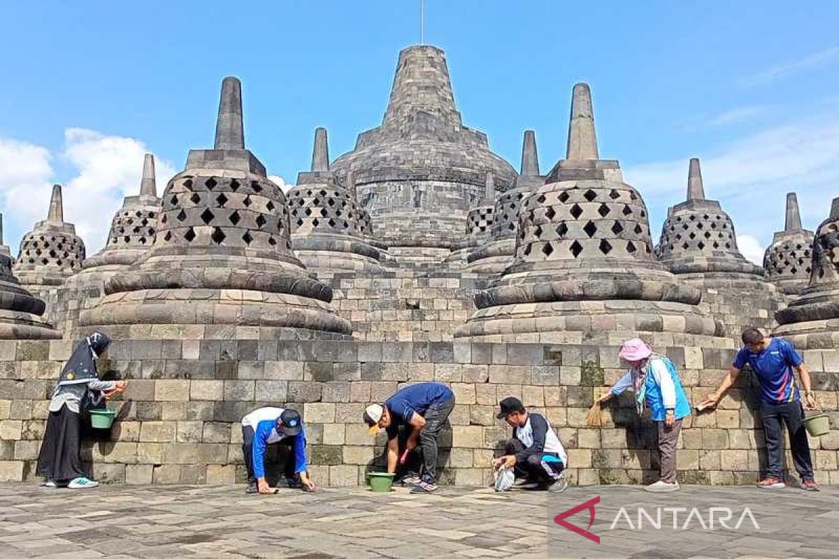 Membersihkan candi warnai Hari Purbakala di Borobudur