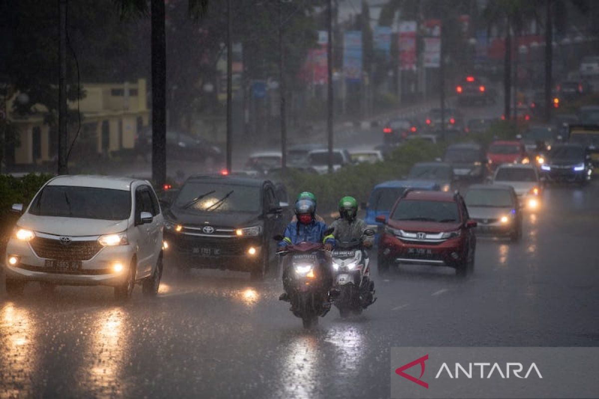 Jambi berpotensi hujan lebat disertai petir dan angin kencang