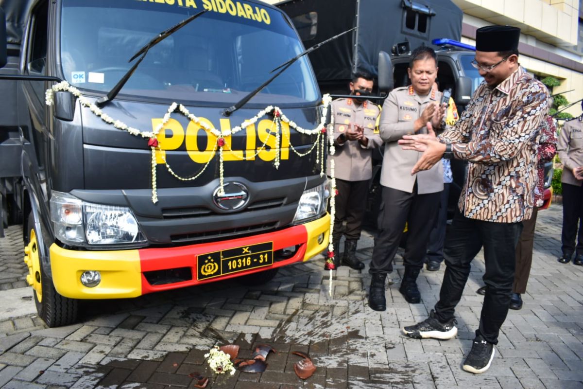 Pemkab Sidoarjo serahkan bantuan dua truk ke polres untuk pengamanan pilkades