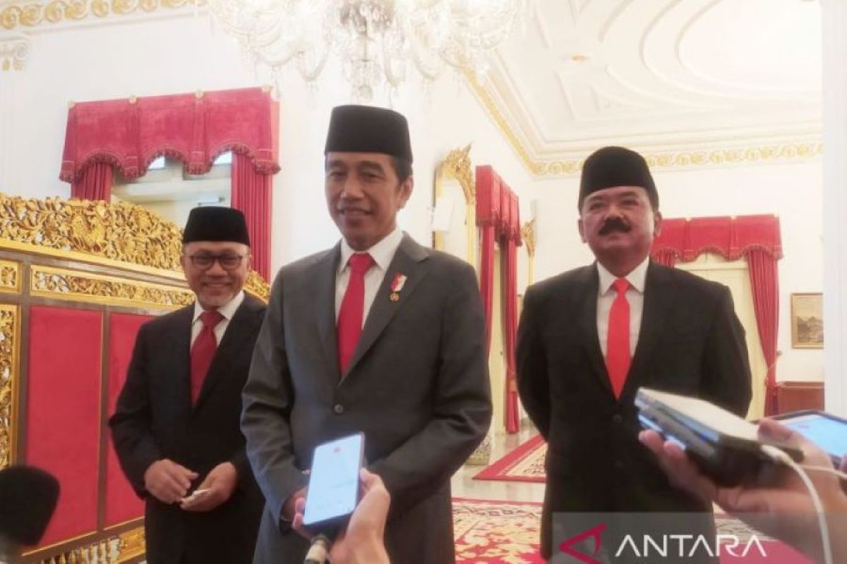 Presiden Jokowi lantik dua menteri hingga isu politik identitas