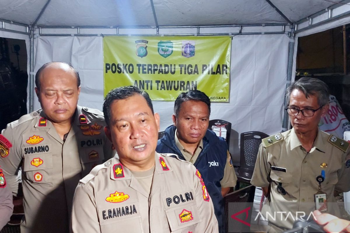 Petugas dirikan posko untuk antisipasi tawuran di Rawa Bunga Jaktim