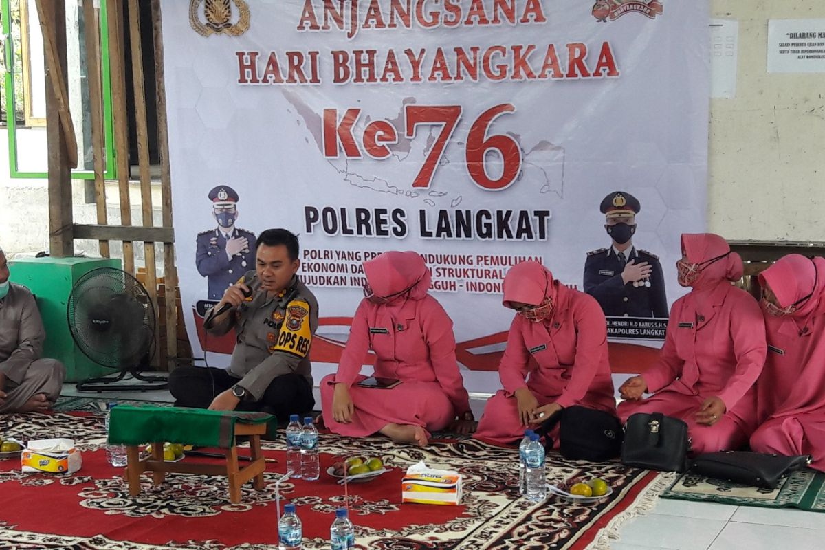 Kapolres Langkat serahkan bantuan 100 karung beras untuk dua pesantren