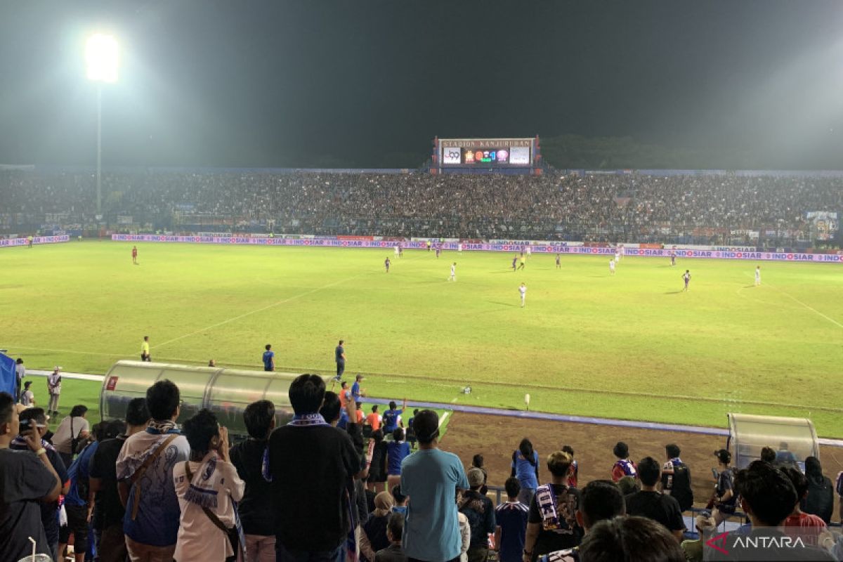 Arema ikut tren penalti menit-menit akhir saat kalahkan Persik