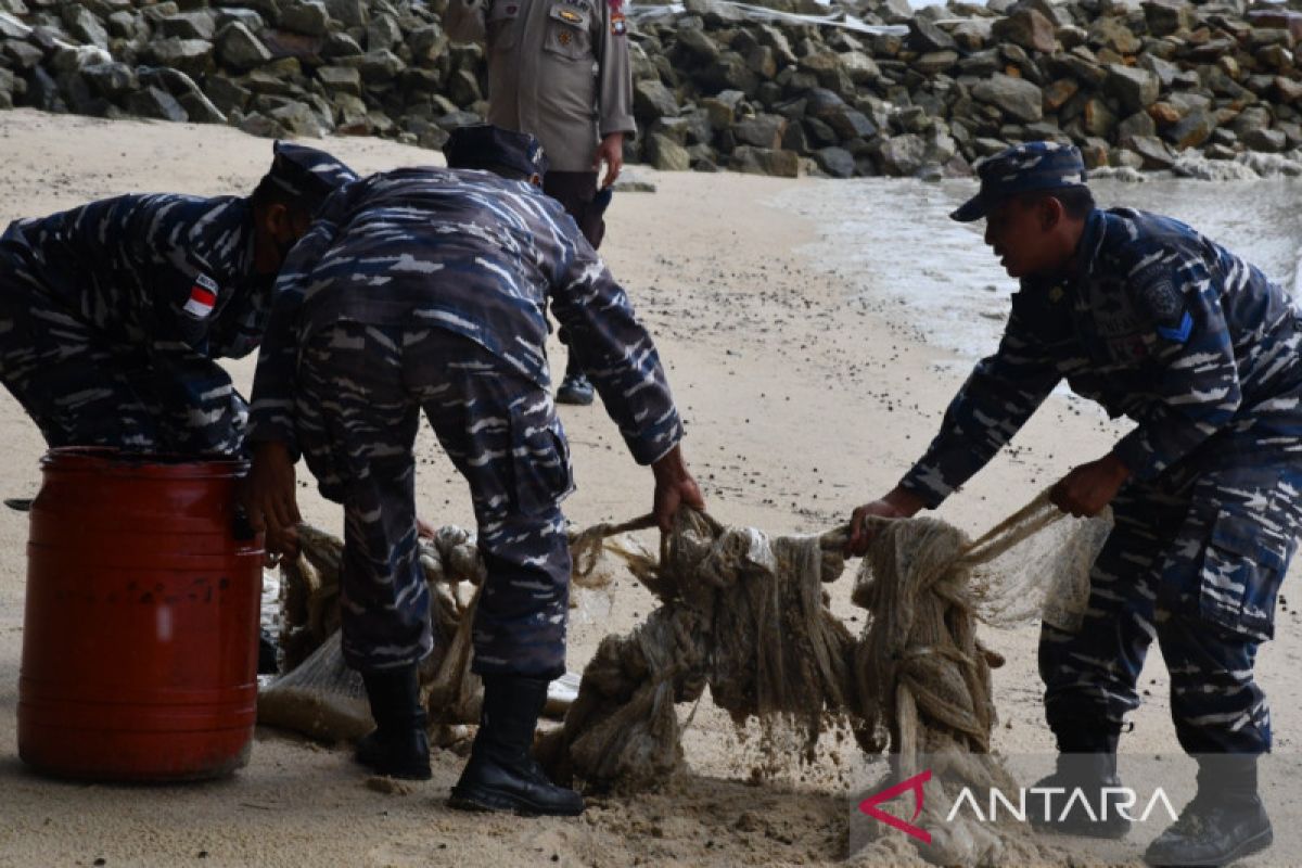 TNI AL tangani limbah kecelakaan kapal karam di Pantai Pongkar