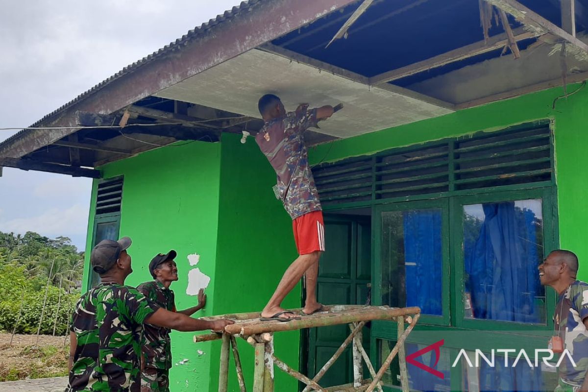 Danramil Biak Utara bersama anggota rehab rumah dinas