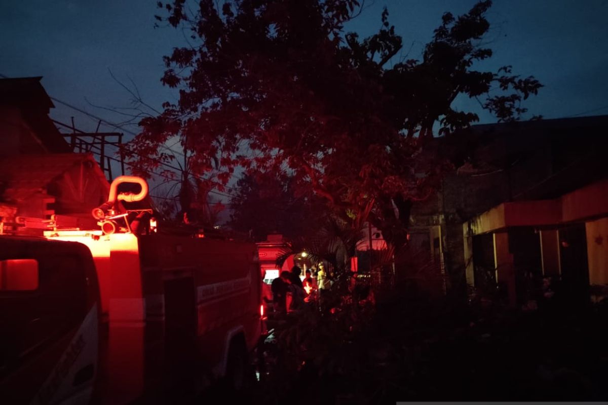 Kebakaran hanguskan dua rumah di jalan Kembang Sario