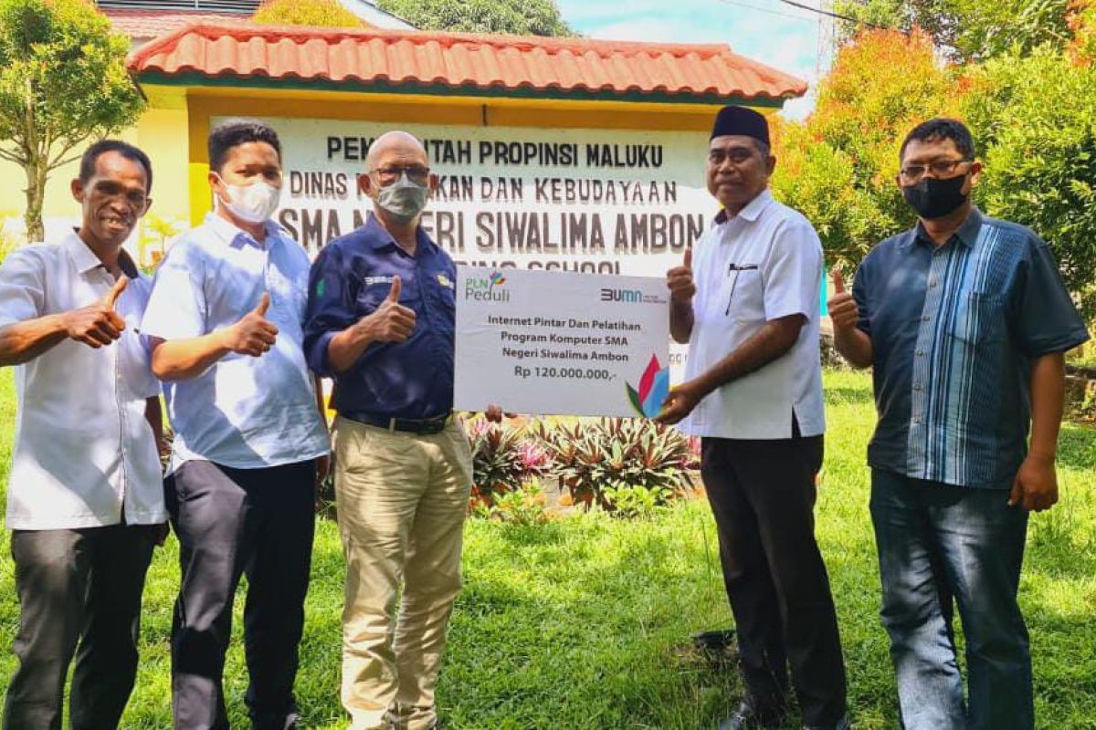 PLN bantu program internet pintar untuk SMA Siwalima Ambon, begini penjelasannya