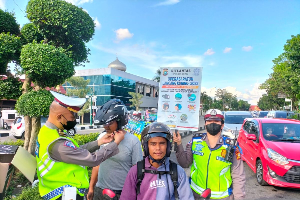 Ditlantas Polda Riau turun ke jalan edukasi dan motivasi masyarakat