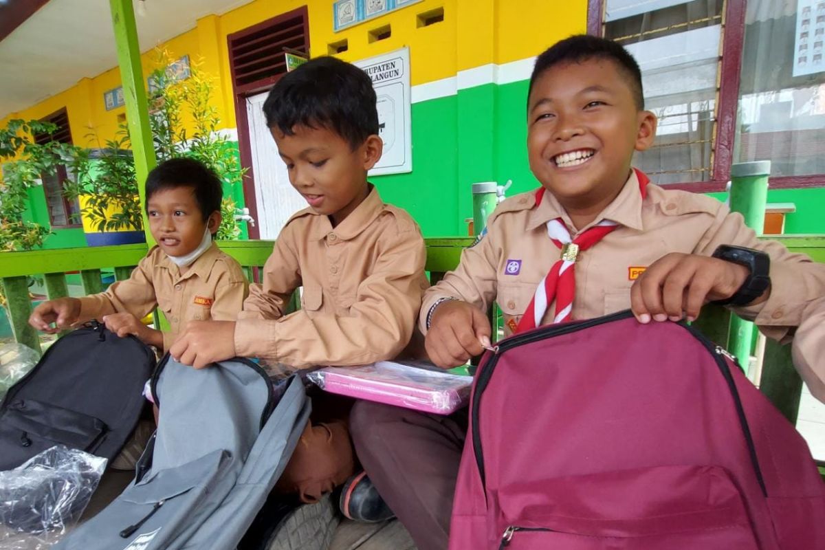 Alfamart dan Mizan amanah bagi-bagi tas sekolah