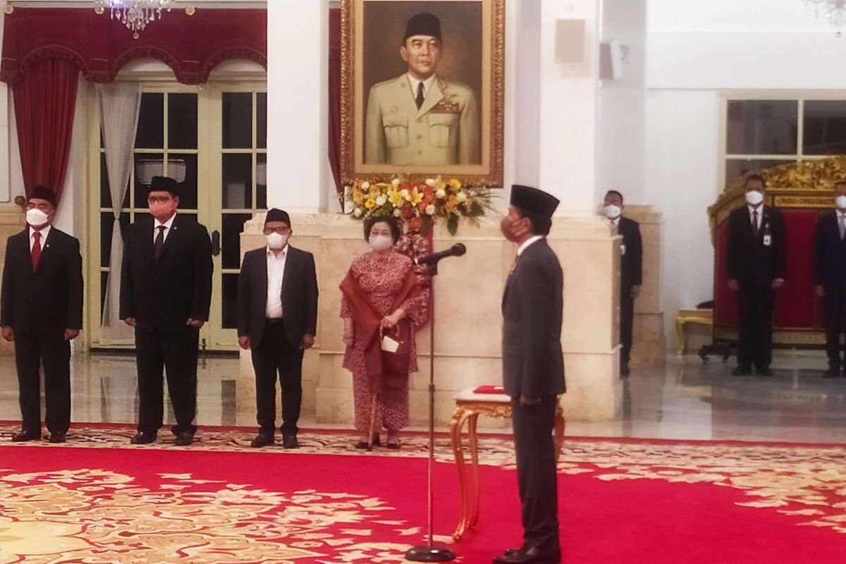 Presiden Joko Widodo lantik Zulkifli Hasan sebagai Mendag dan Menteri ATR Hadi Tjahjanto