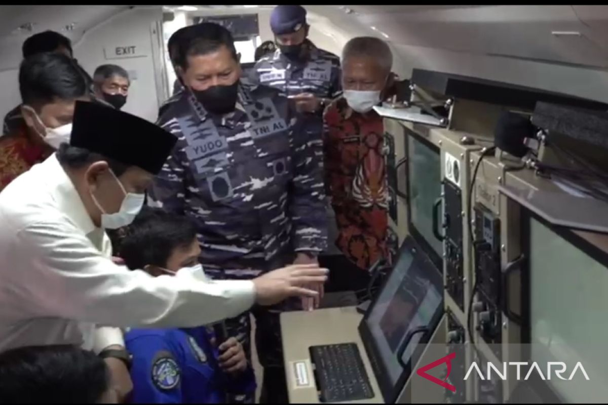 Prabowo serahkan dua heli antikapal selam produksi  Dirgantara Indonesia kepada TNI AL