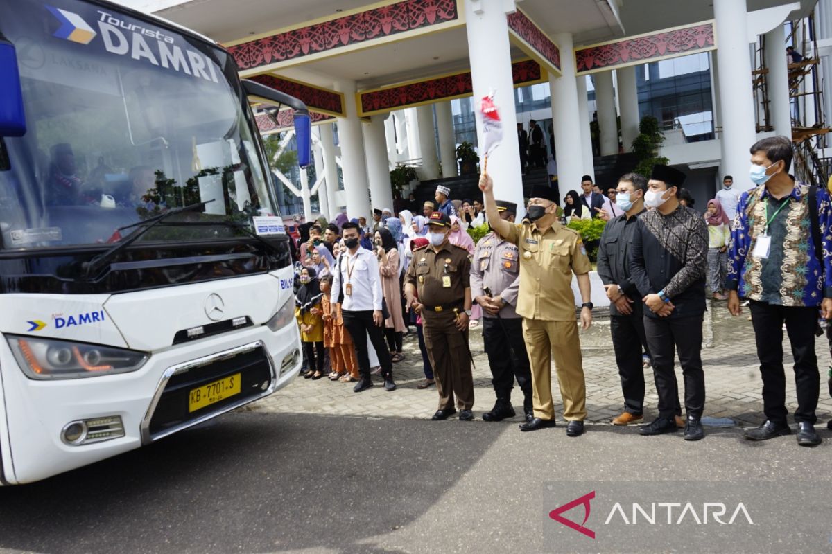 Samuel melepas 25 orang calon haji asal Landak