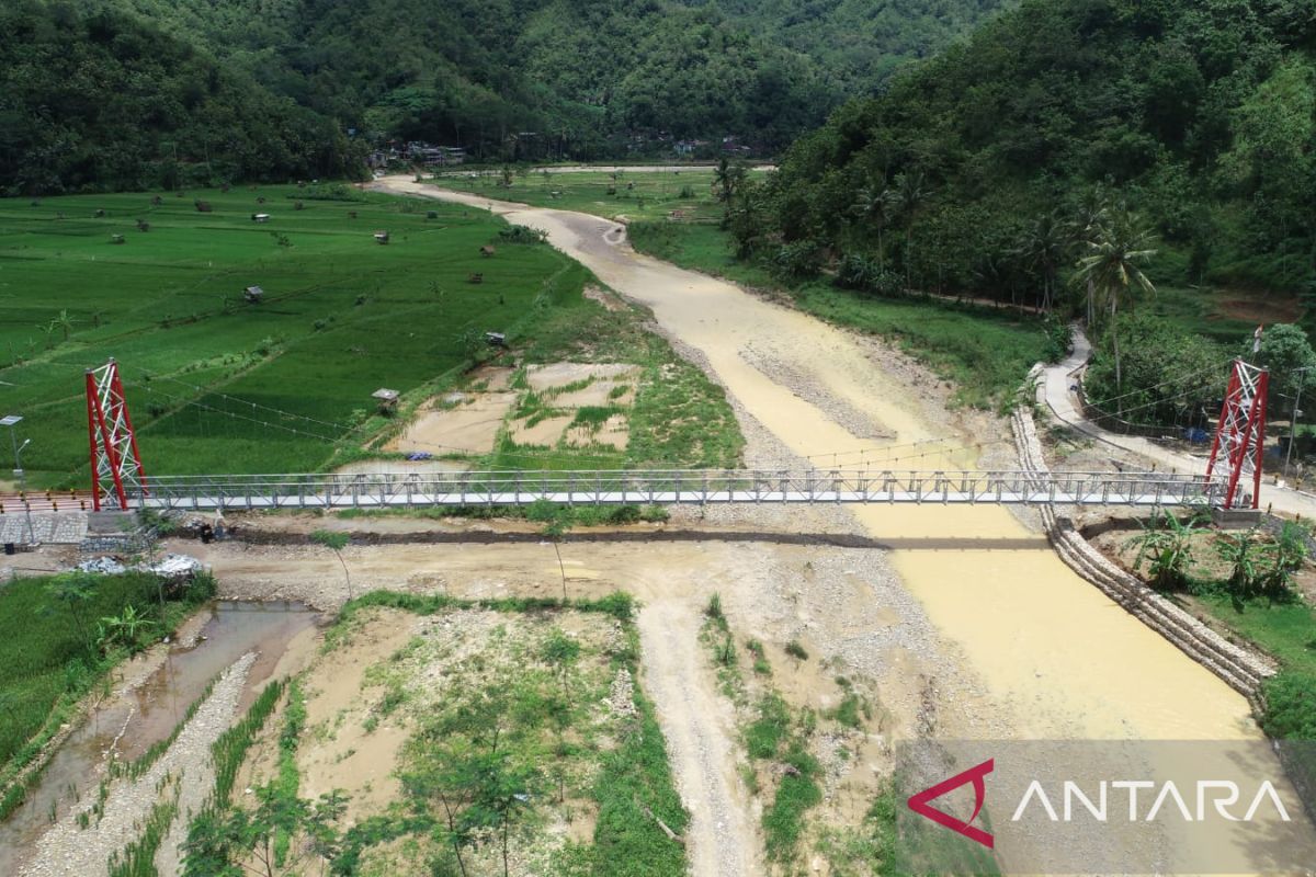 Tiga jembatan gantung di Jawa Timur selesai dibangun