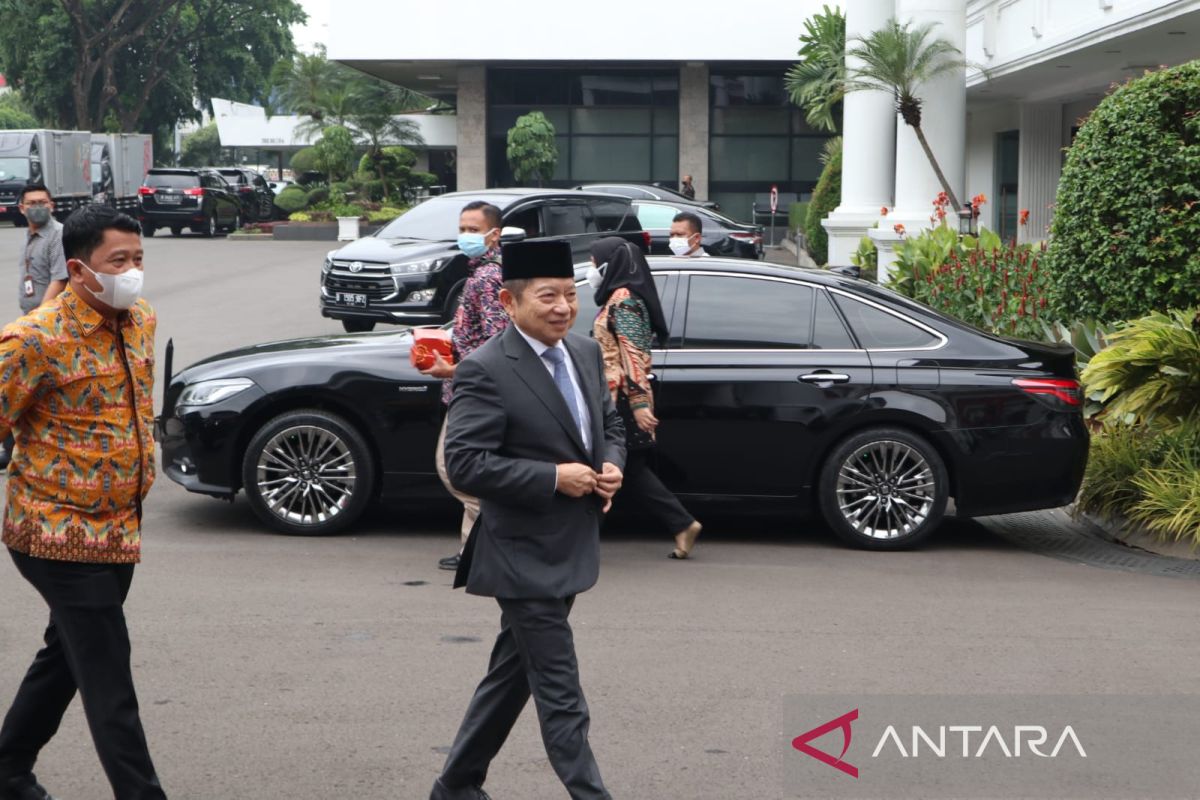 Menko Airlangga Hartarto dan Suharso tiba di Istana jelang pelantikan